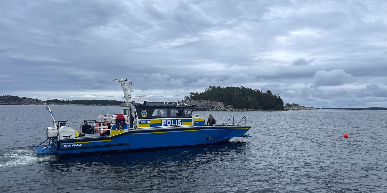 En bemannad polisbåt glider genom skärgården.