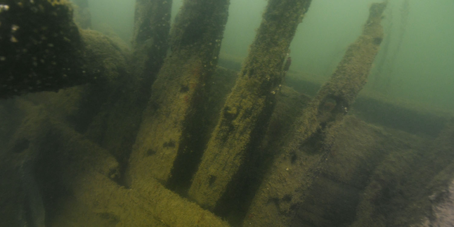 Ett gammalt vrak sett på botten.