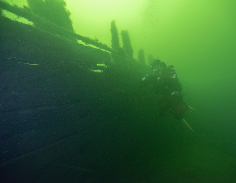 En dykare utforskar ett vrak.