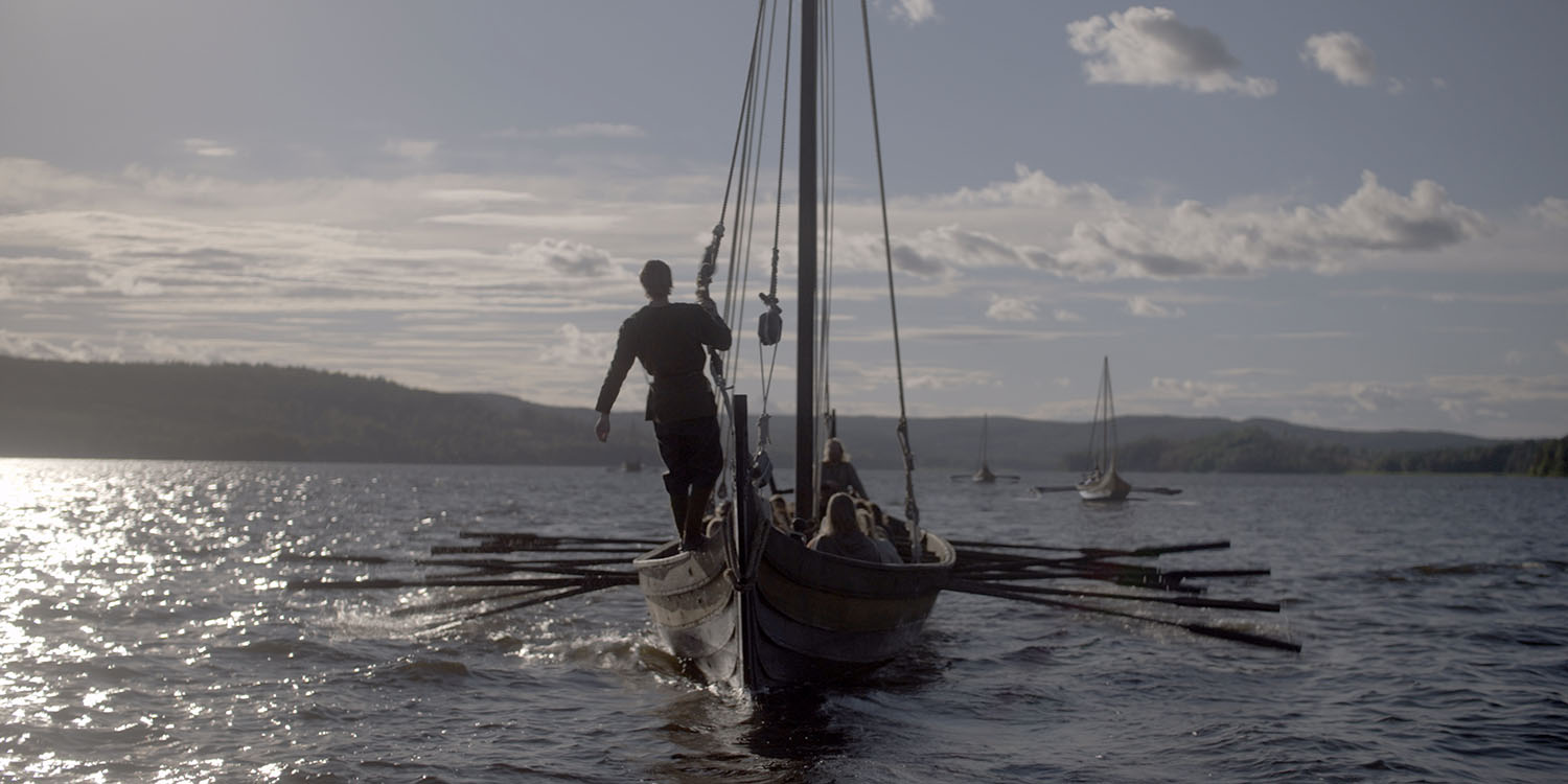 En segelbåt med en person på öppet vatten.