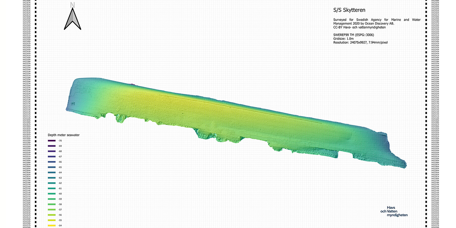 Ett avlångt undervattensobjekt, märkt S/S Skytteren, visas i grönt till gult mot ljus bakgrund med nordpil och rutnät.