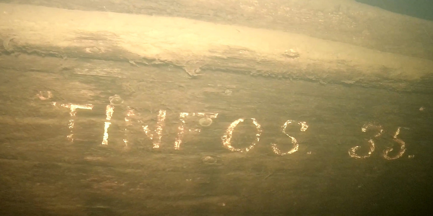 Sidan av ett vrak med texten Tinfos 35.