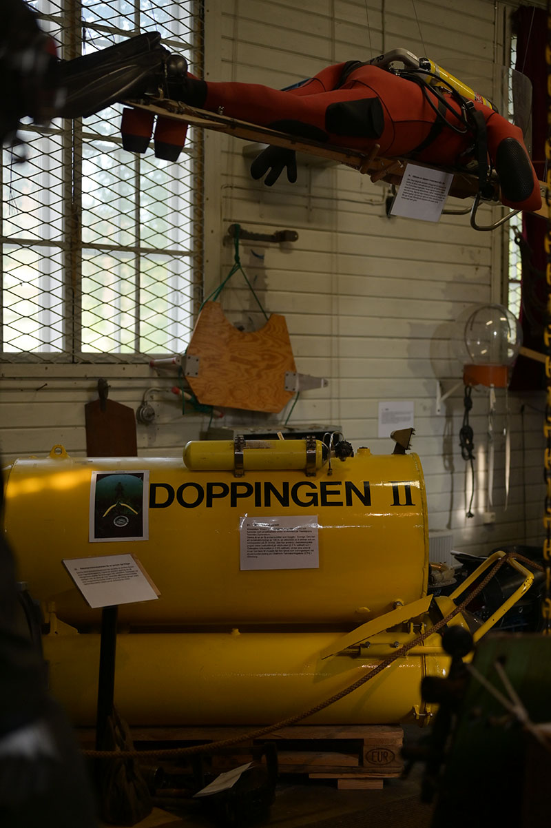 Gul miniubåt med texten Doppingen i Dyktankhusets samlingar