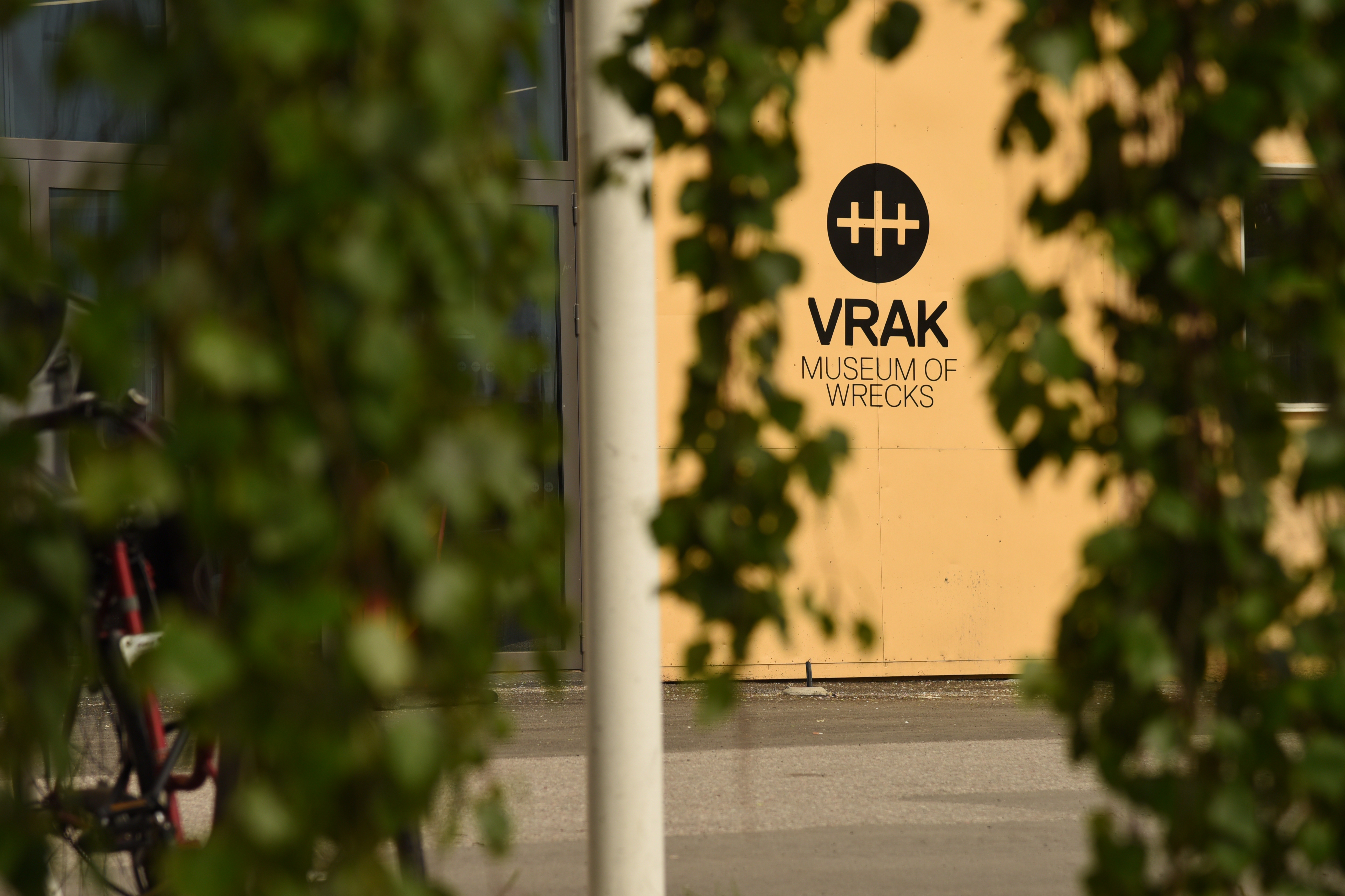 Vrak - Museum of Wrecks logotyp på museibyggnaden
