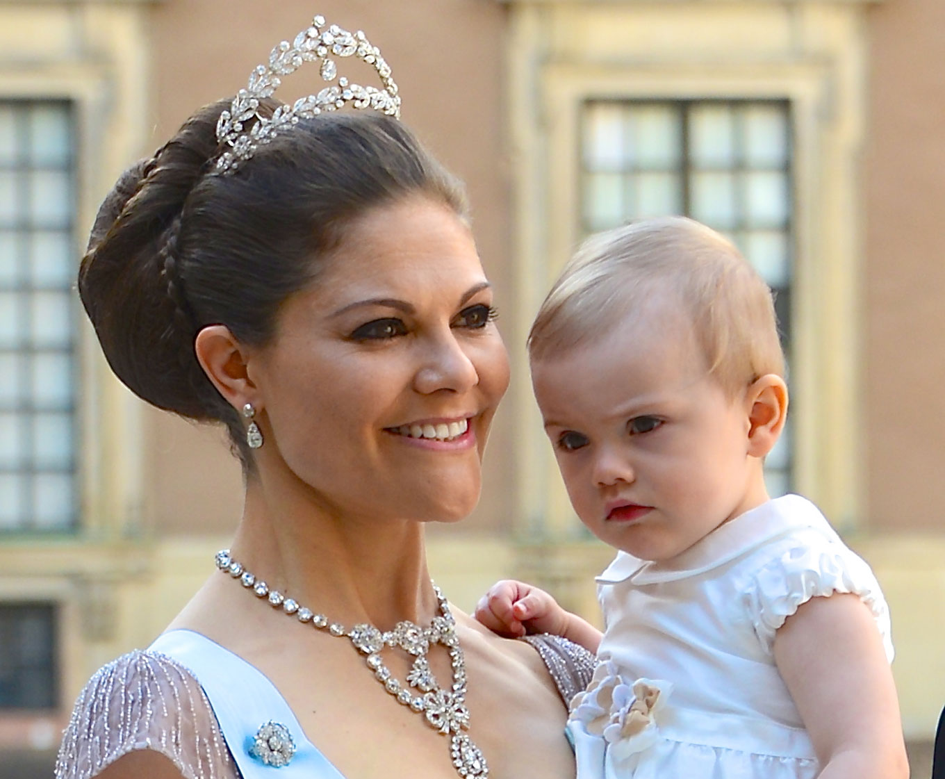 Kronprinsessan_Victoria_och_prinsessan_Estelle_beskuren.jpg
