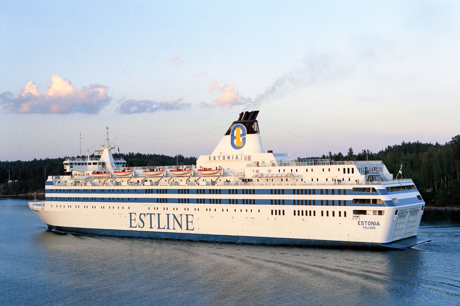 Ett foto av det vita fartyget Estonia 