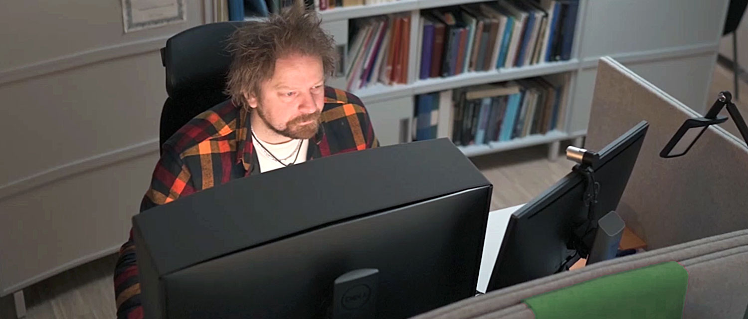 En marinarkeolog dokumenterat ett vrak och analyserar det insamlade materialet med hjälp av dator