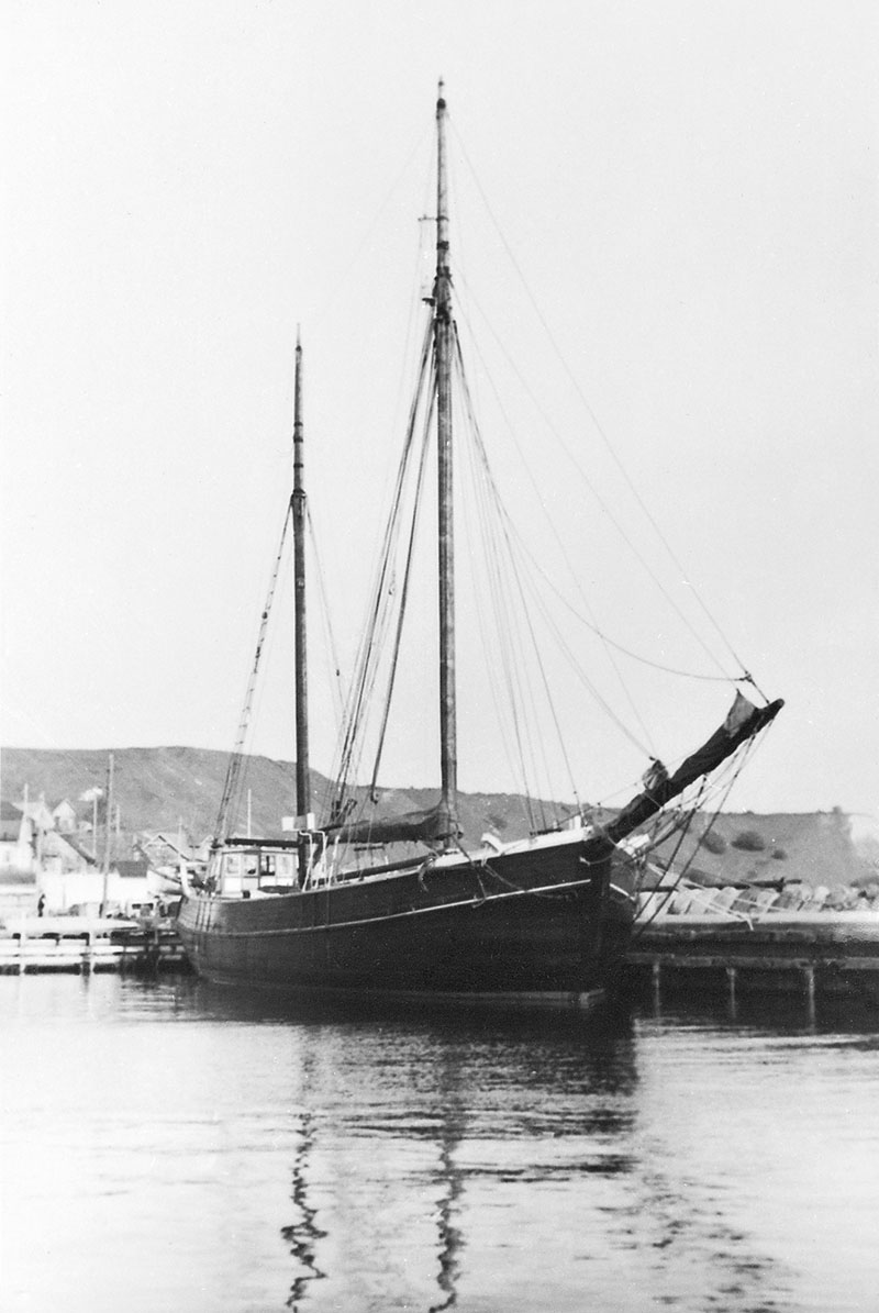 Svartvitt foto av skeppet Hulda i hamn