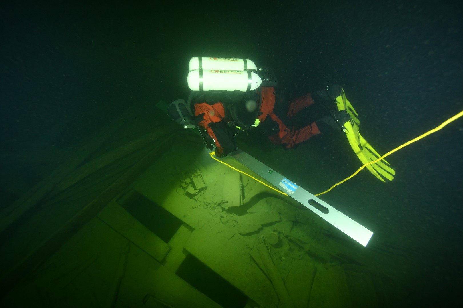 Dykare med en måttstock som används för att få modellen skalenlig. 