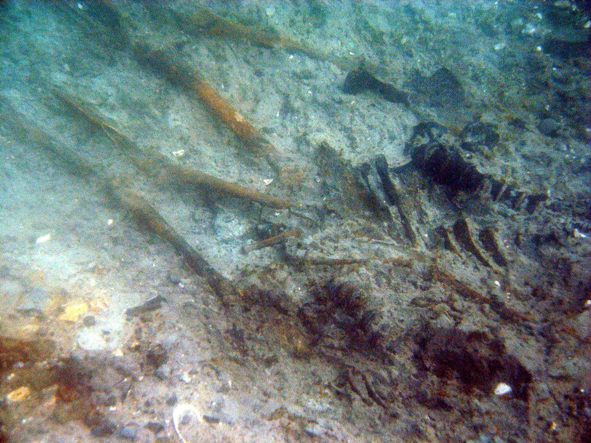 Skelettdelar från två människor på havsbotten.