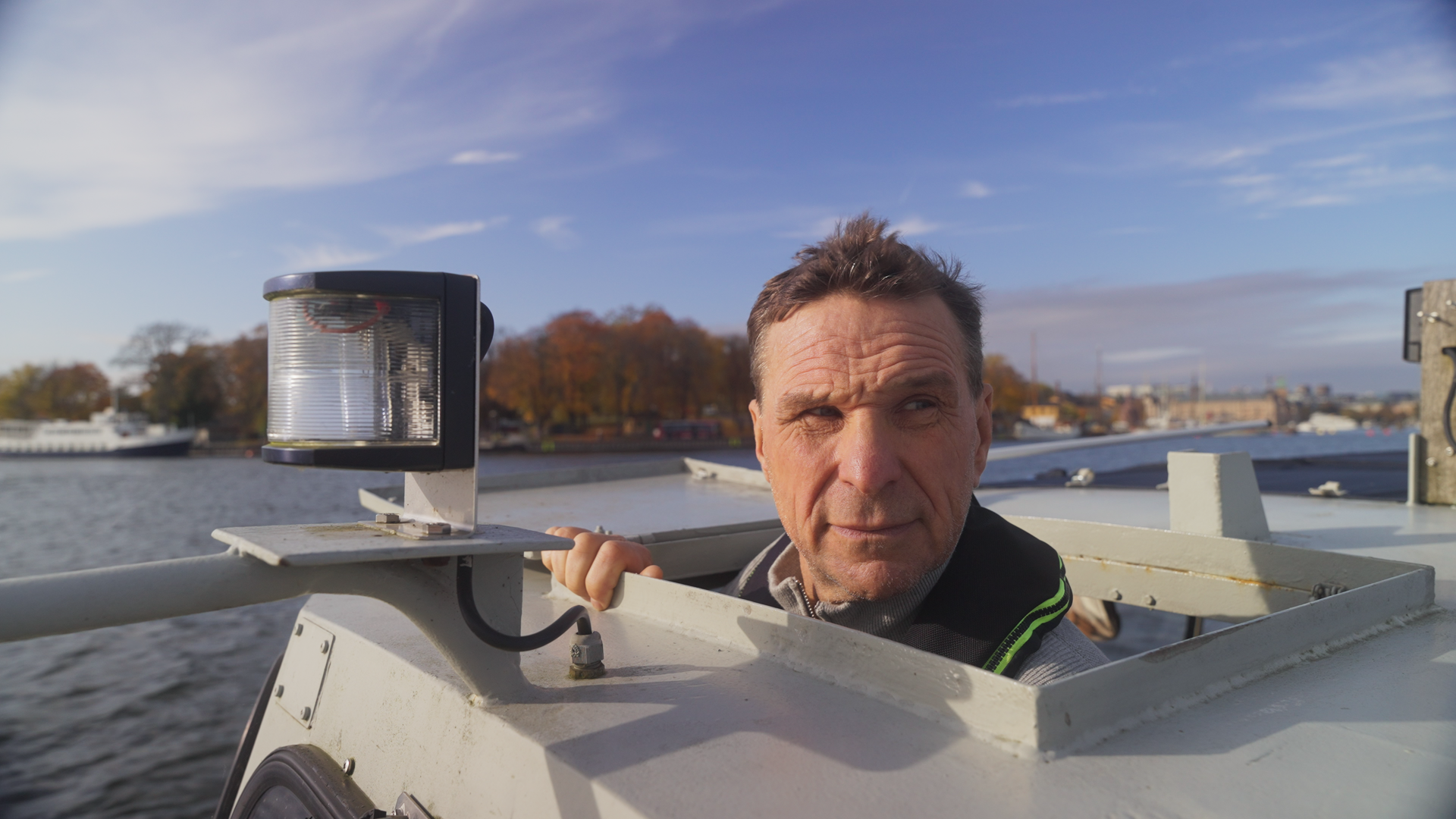 Anders Lundin på båt i Stockholms skärgård.