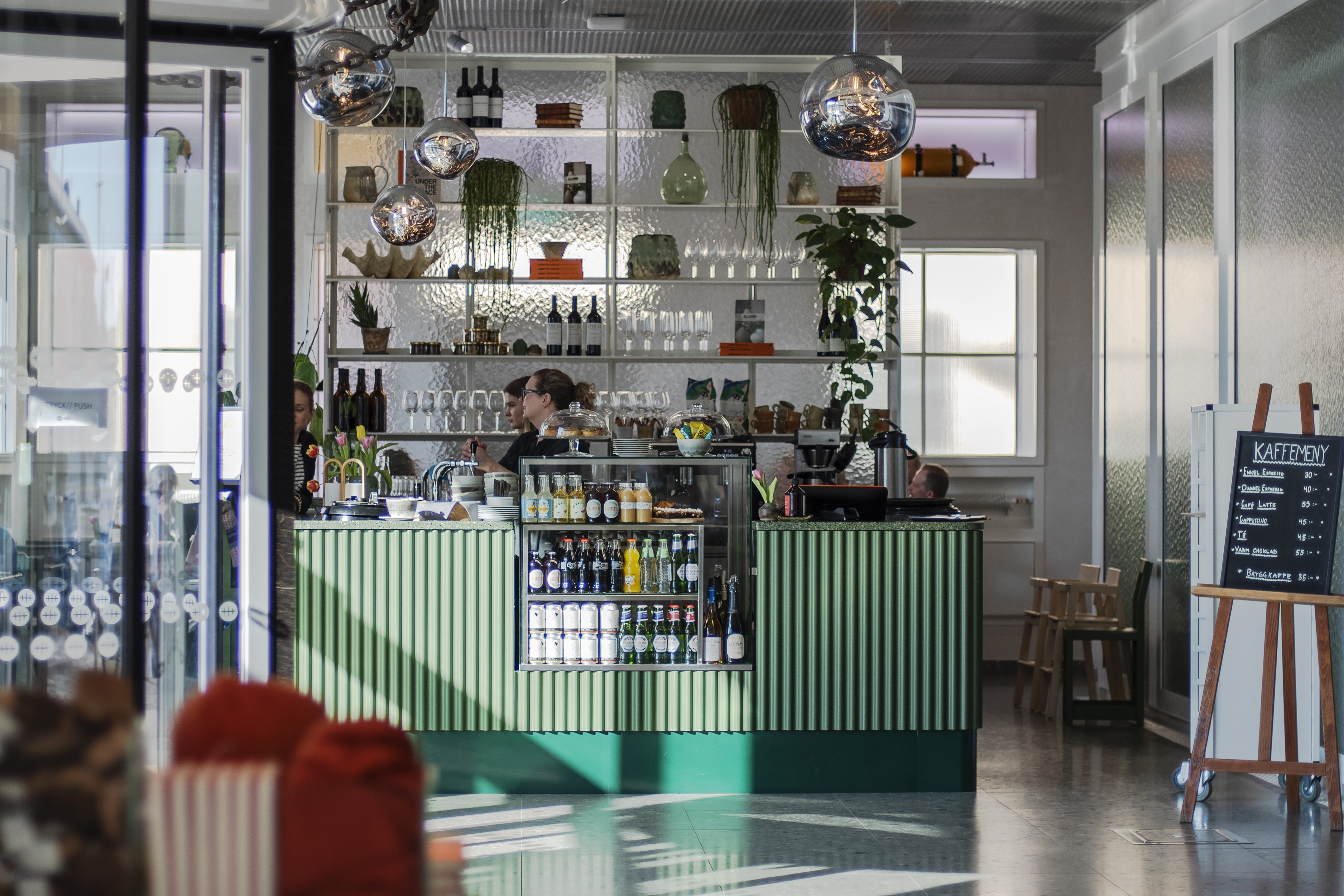 Vrak Café & Bars matrester föder grisar utanför Strängnäs.