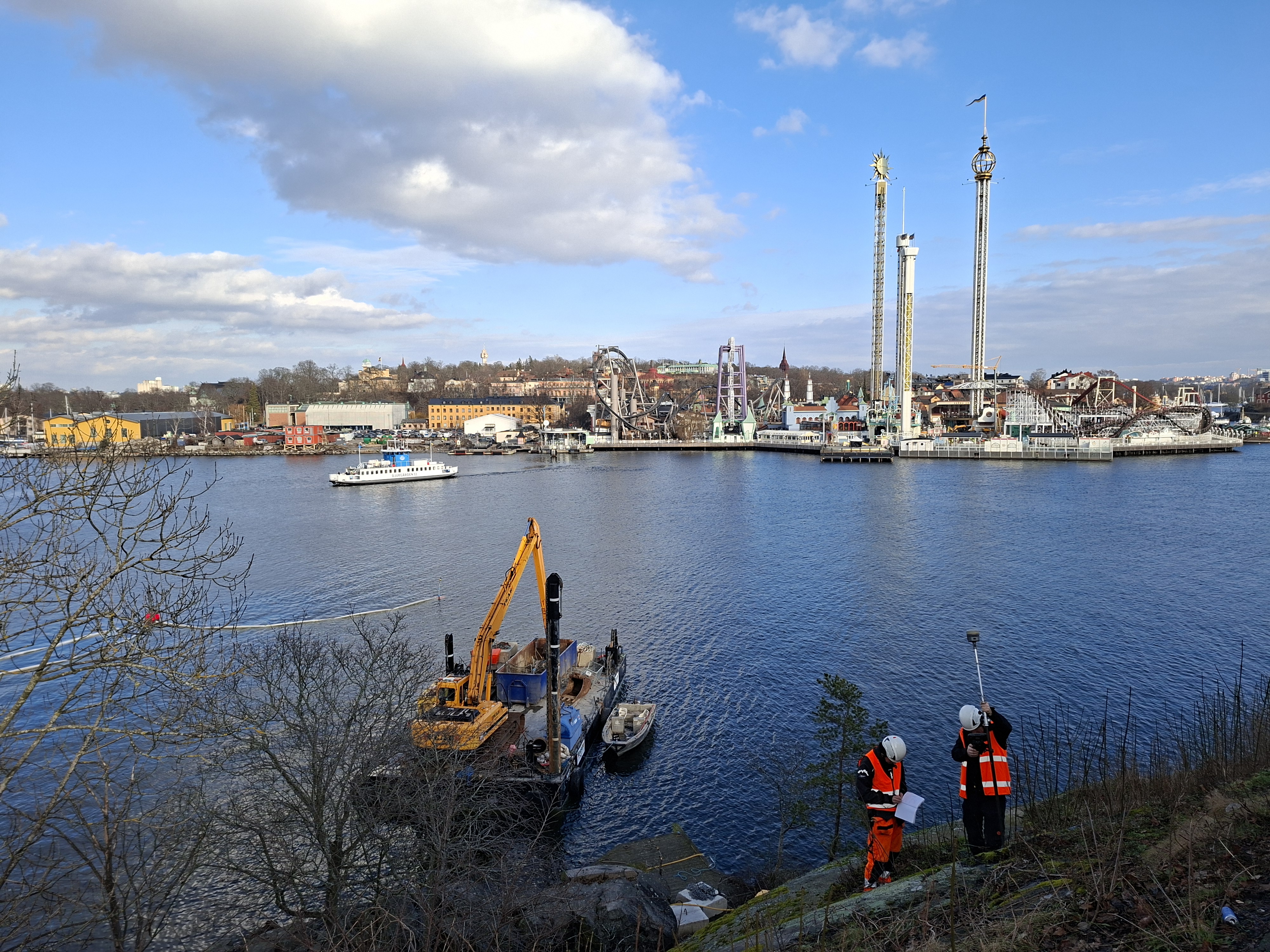 Inmätning av fästpunkten för mastkranen uppe på berget.