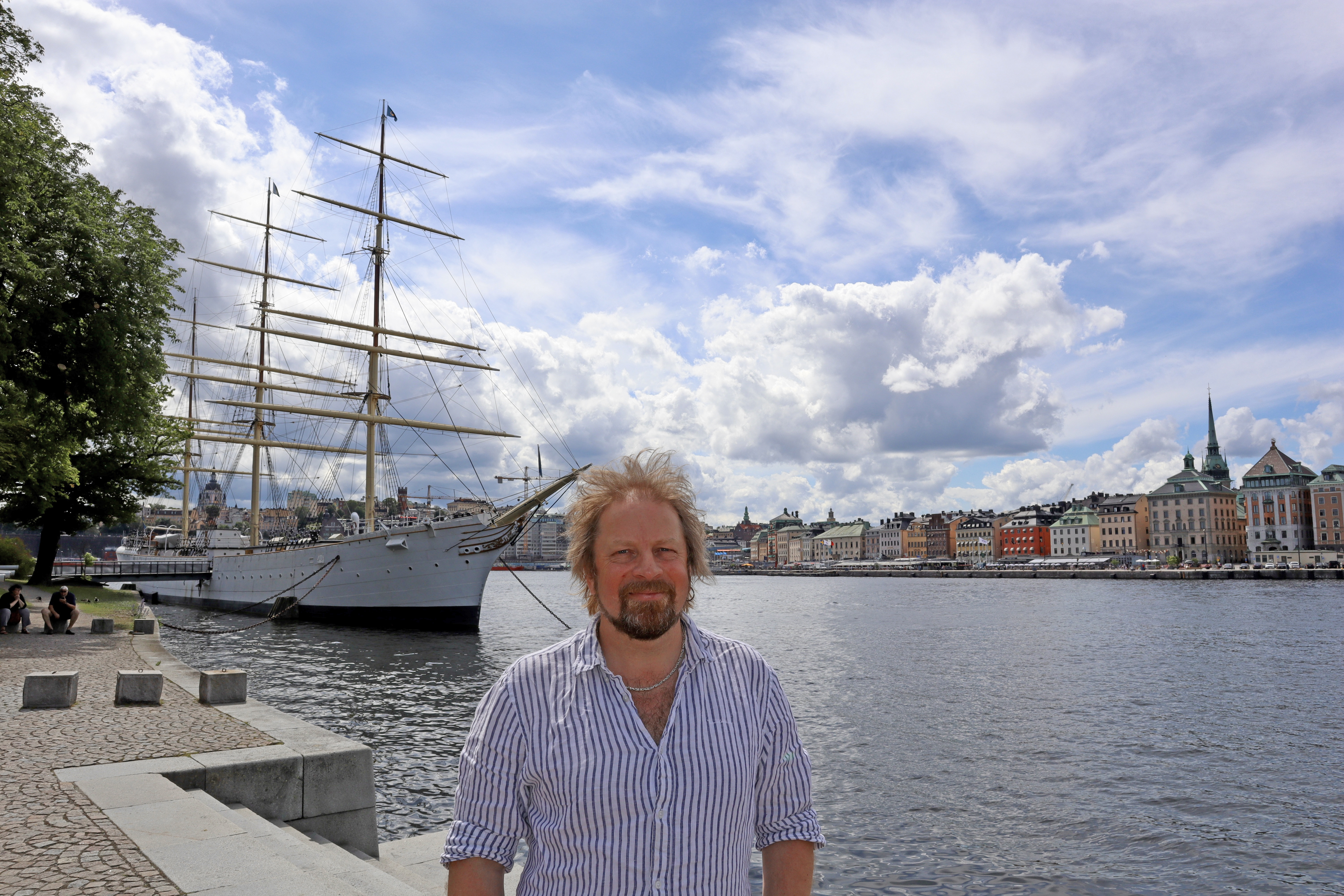 Museet Vraks marinarkeolog Jim Hansson, framför skeppet Af Chapman på Skeppsholmen