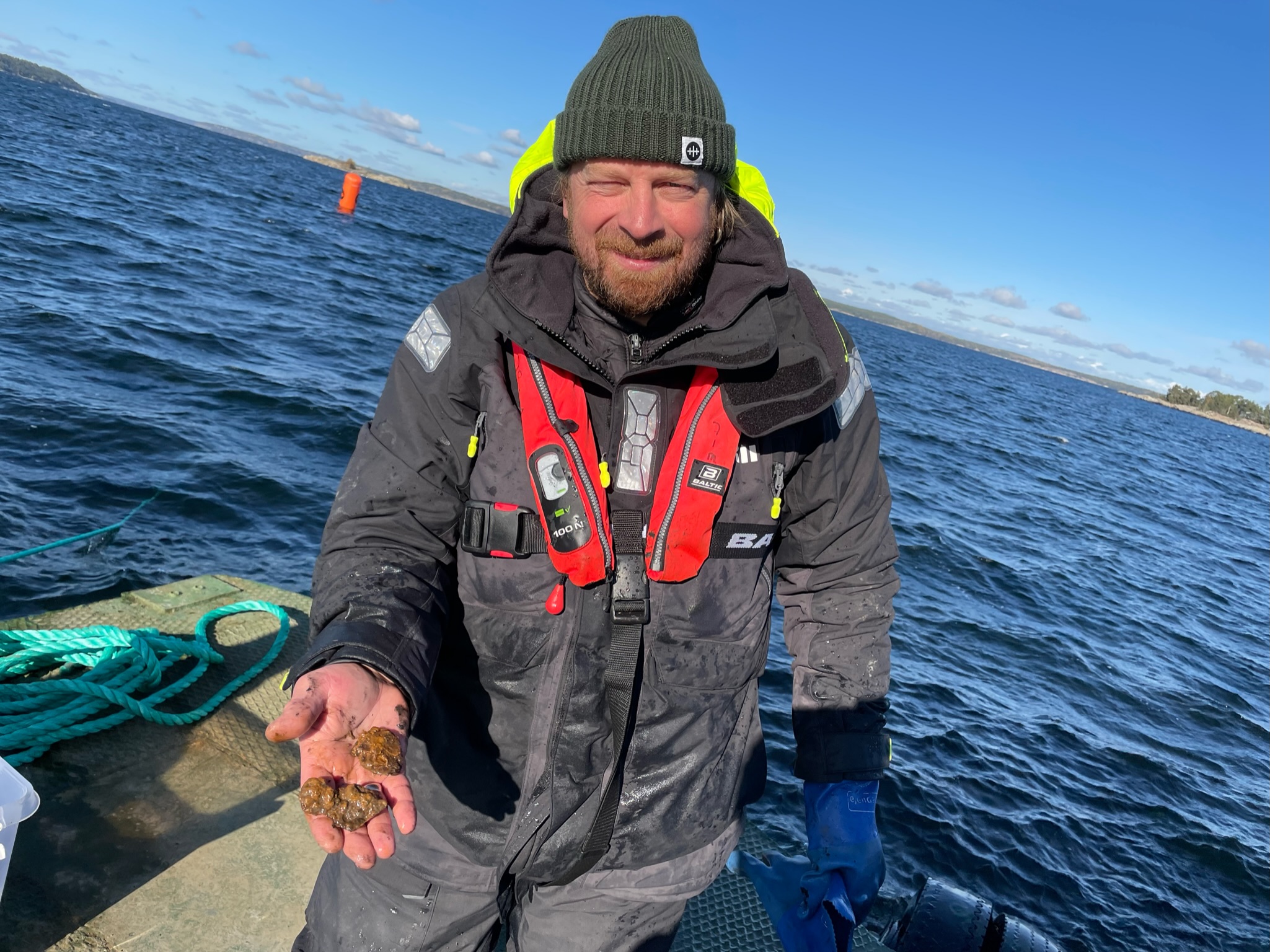 Jim Hansson visar osmundar.