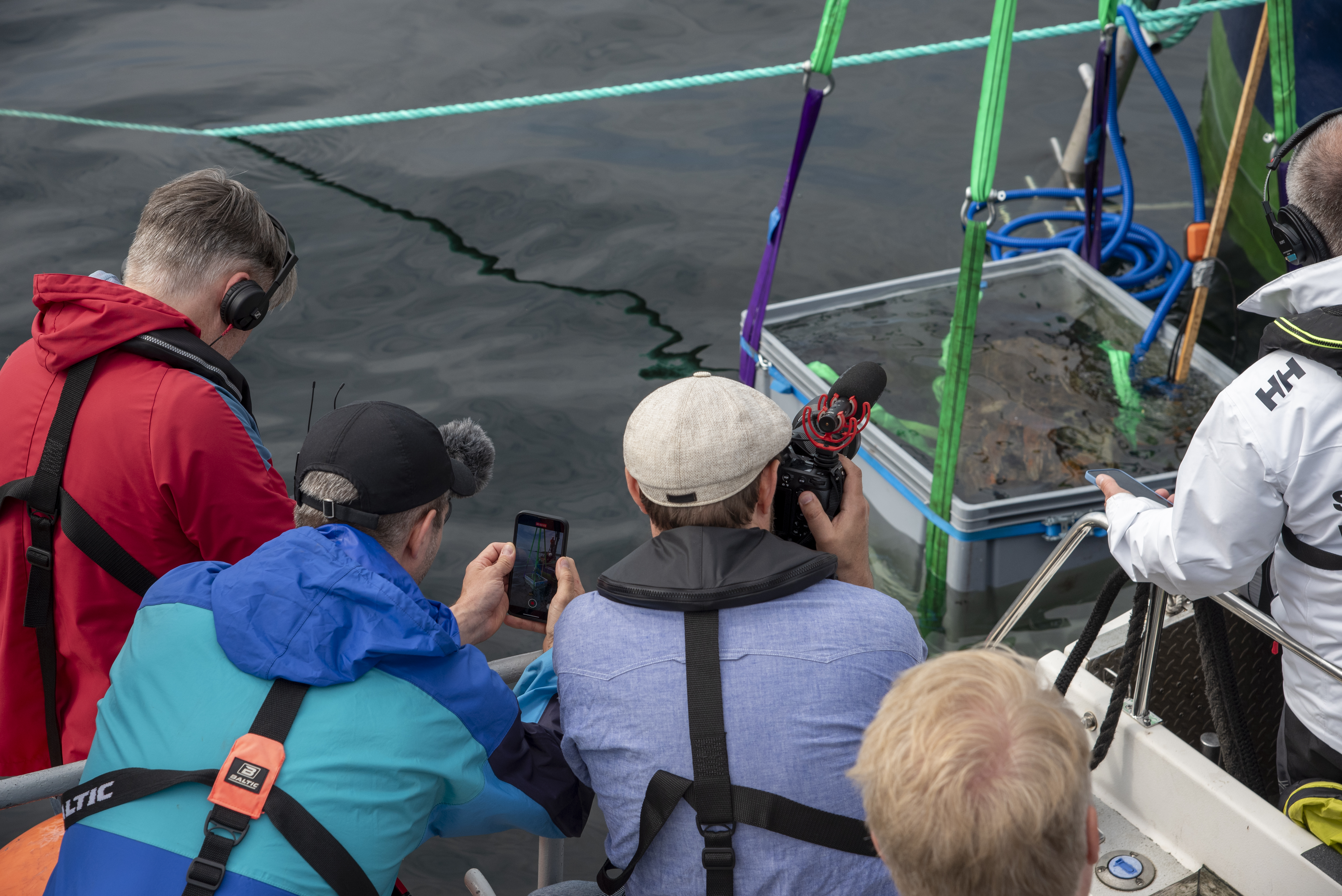 Pressen följer när tunnan med osmundjärn lyfts ur vattnen för första gången på närmare 500 år