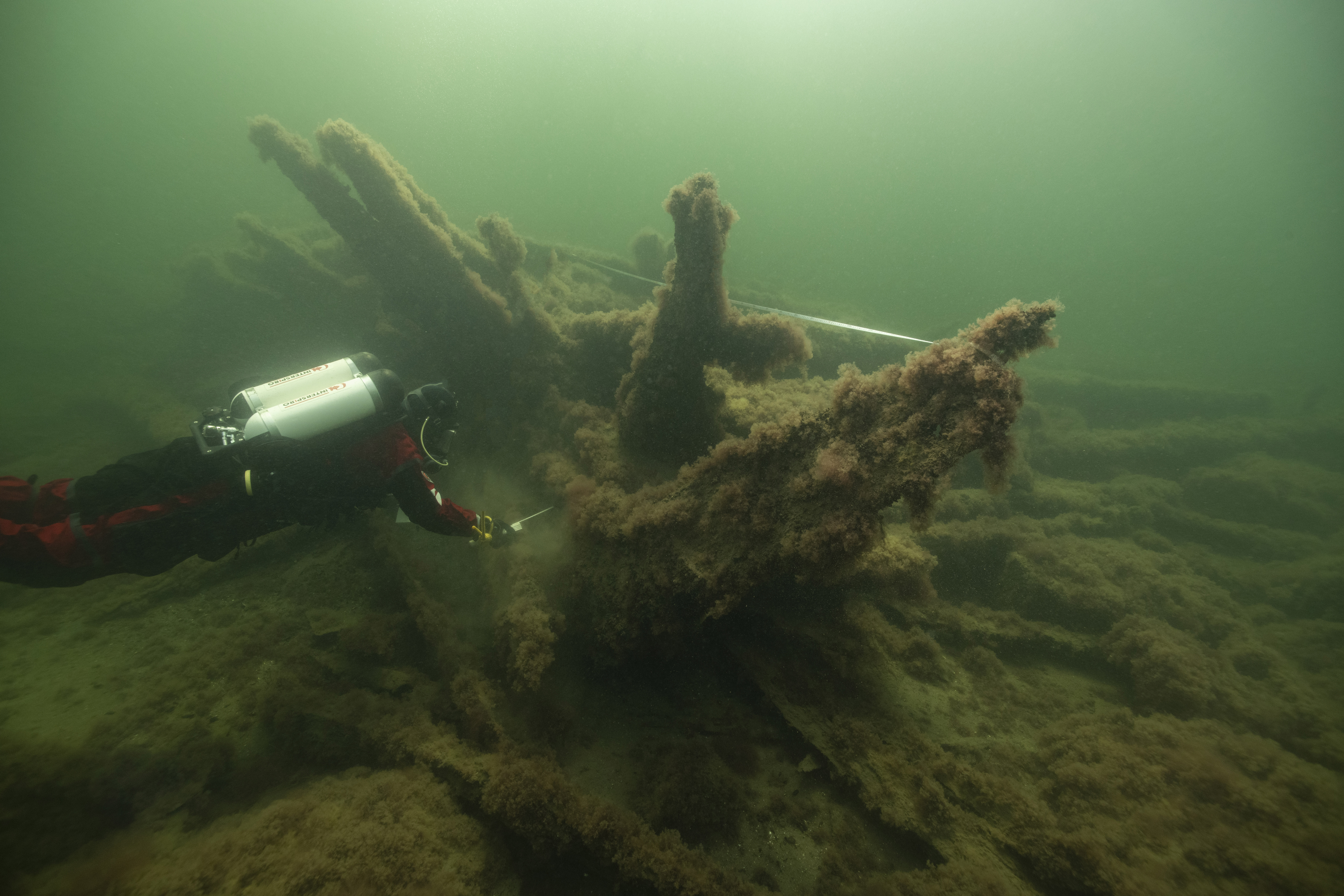 Arkeolog mäter och dokumenterar förstäven på brigantinen Pollux.
