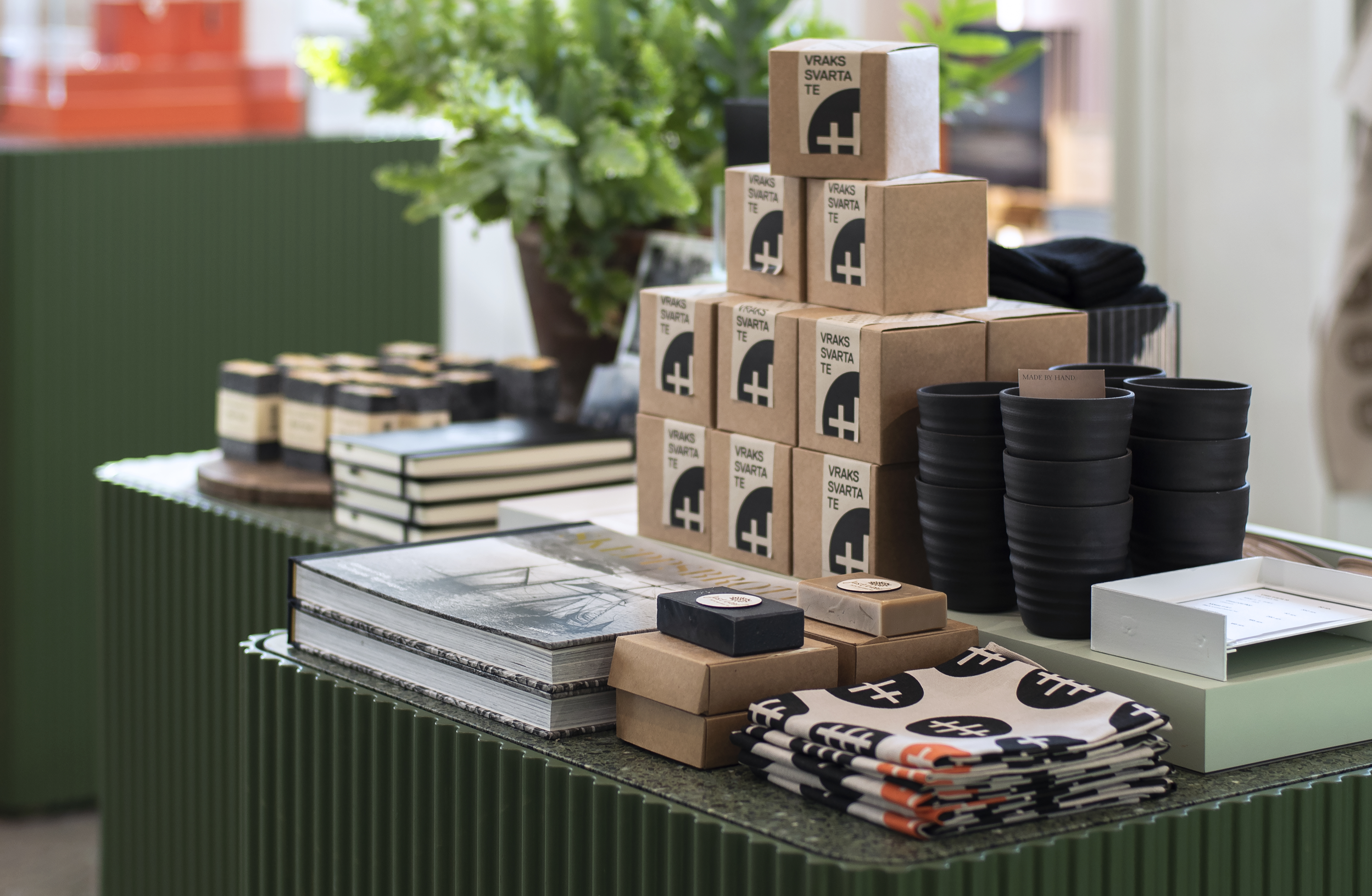 Varorna i Vraks butik har valts med omsorg utifrån tillverkning, transport och emballage.