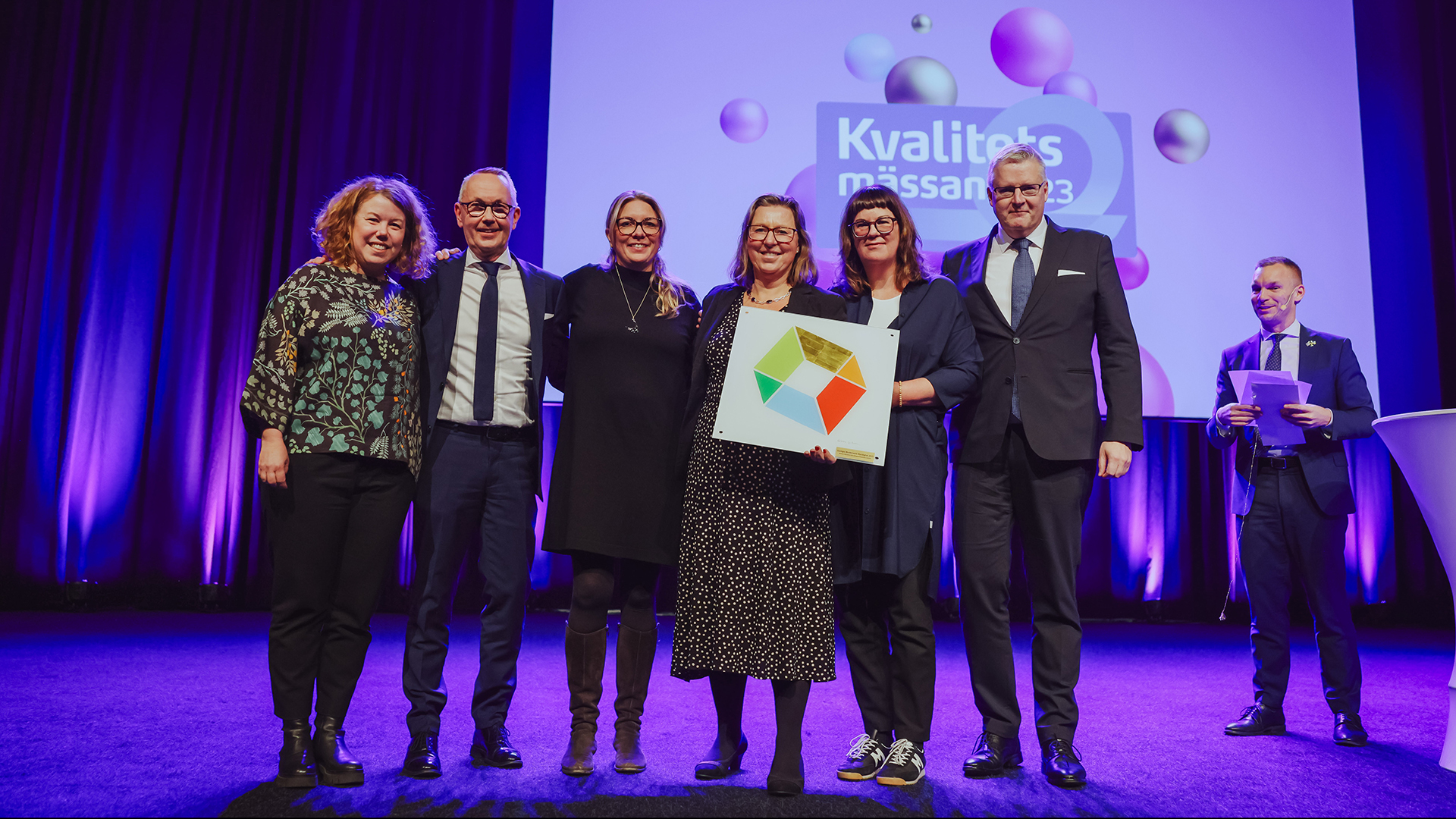 SMTM tar emot utmärkelsen Sveriges Modernaste Myndighet 2023 av civilminister Erik Slottner på Kvalitetsmässan. Från vänster Sophie Nyman, Mats Persson, Sofie Aspelin, Linda Norberg, Maria Skuldt och Lars Amréus.