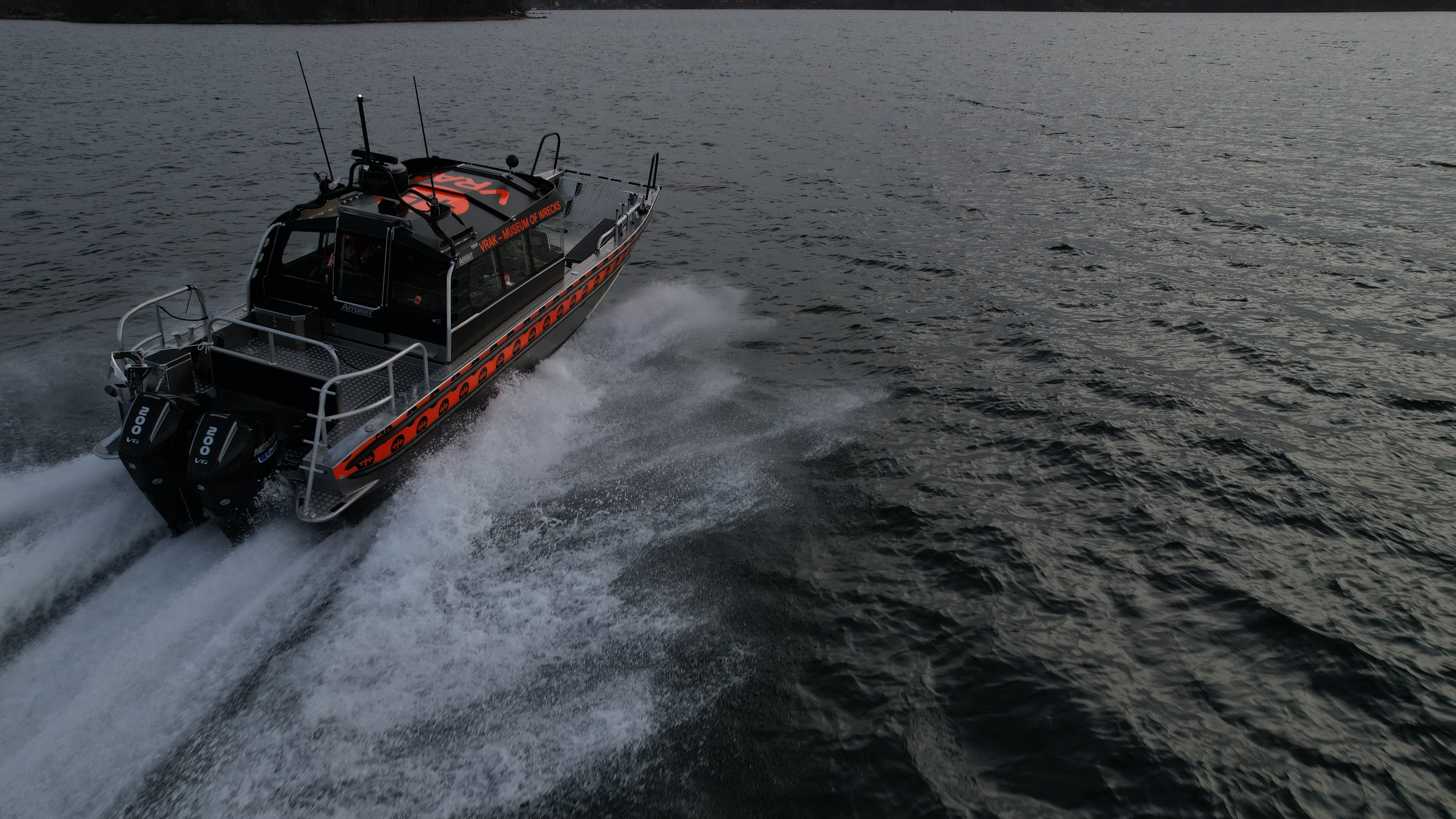 Vraks dykbåt åker i vatten.