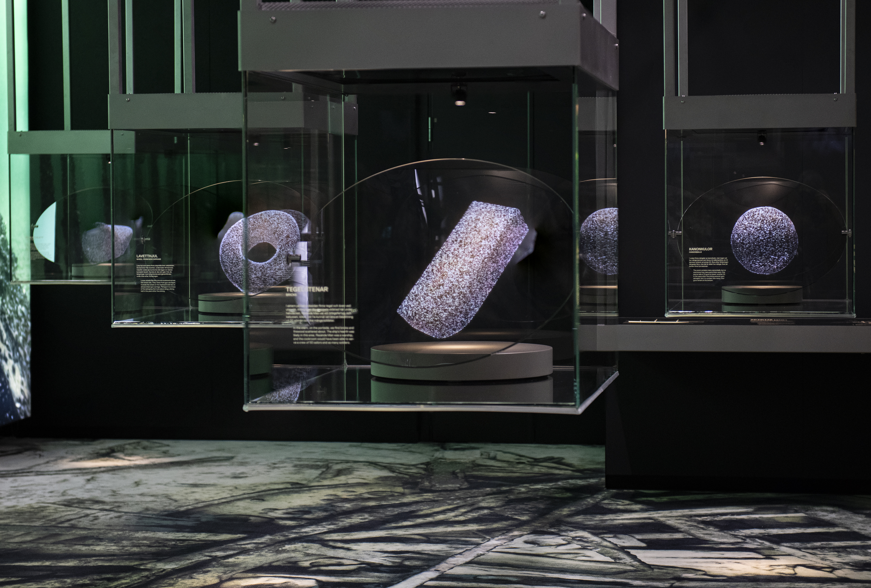 Holograms of maritime finds in the exhibition Resande Man at Vrak – Museum of Wrecks