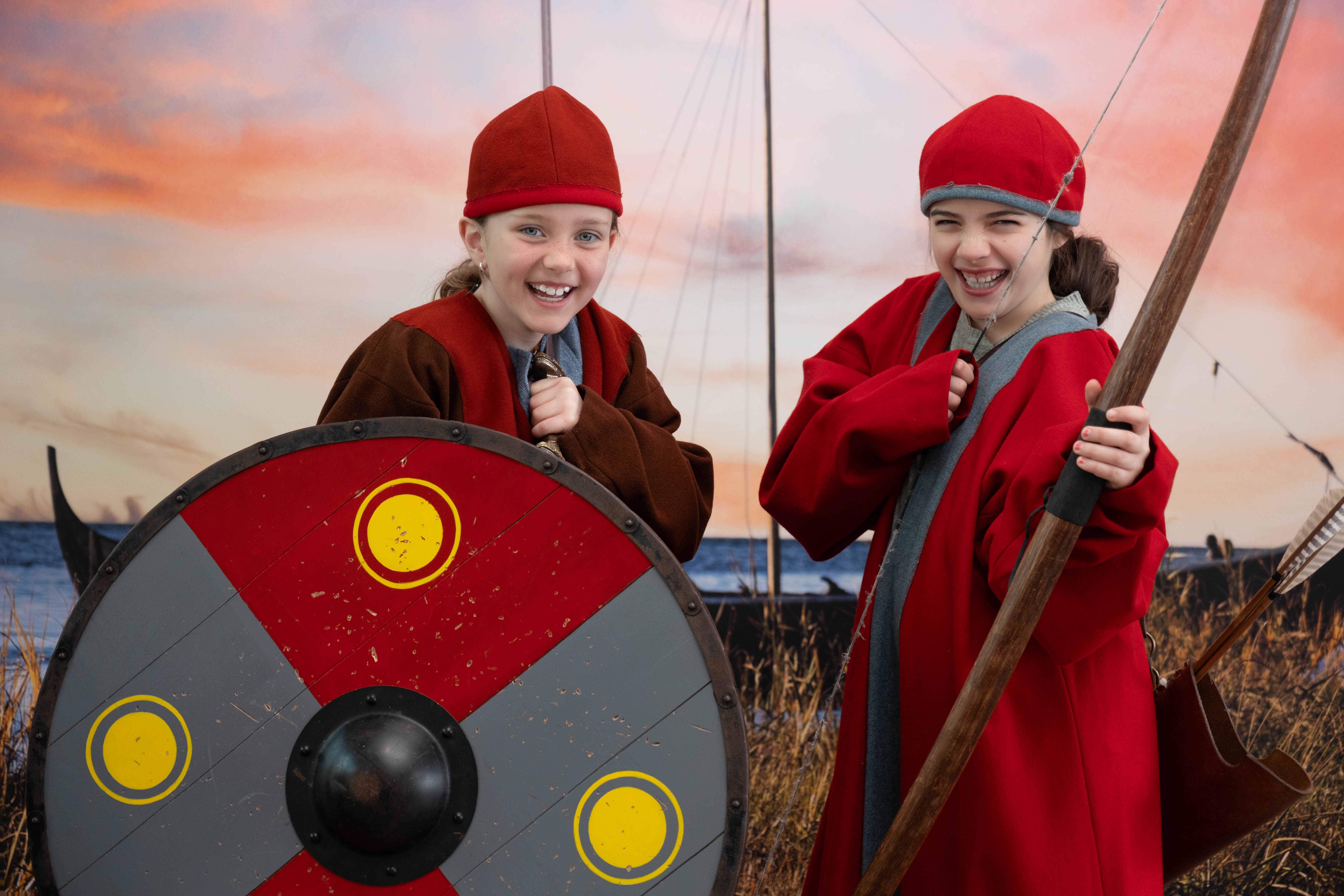 Två barn klär ut sig till vikingar i utställningen Vikings Before Vikings.