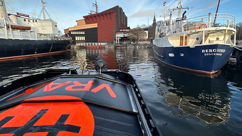 Vraks dykbåt vid Galärvarvet med Vasamuseet i bakgrunden