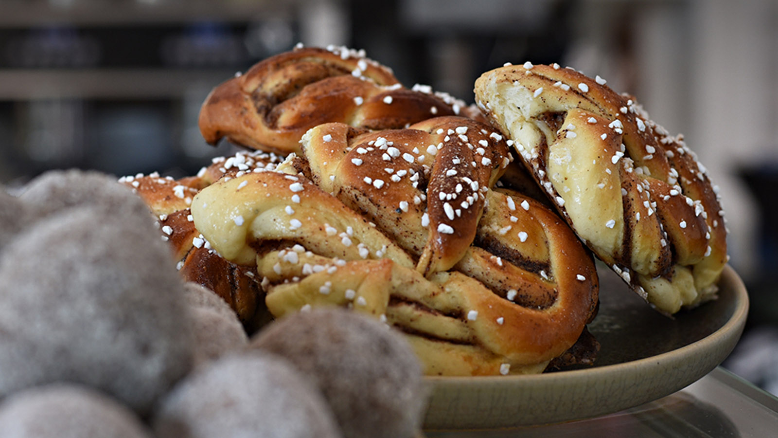 Kanelbullar på fat