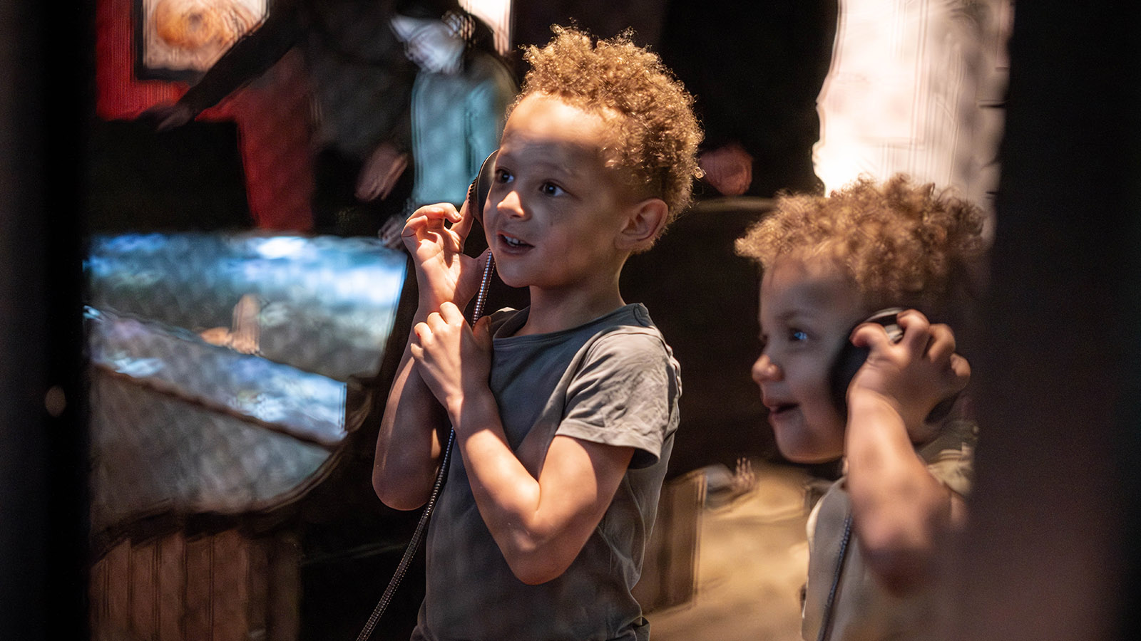 Pojkar som lyssnar på audioguide