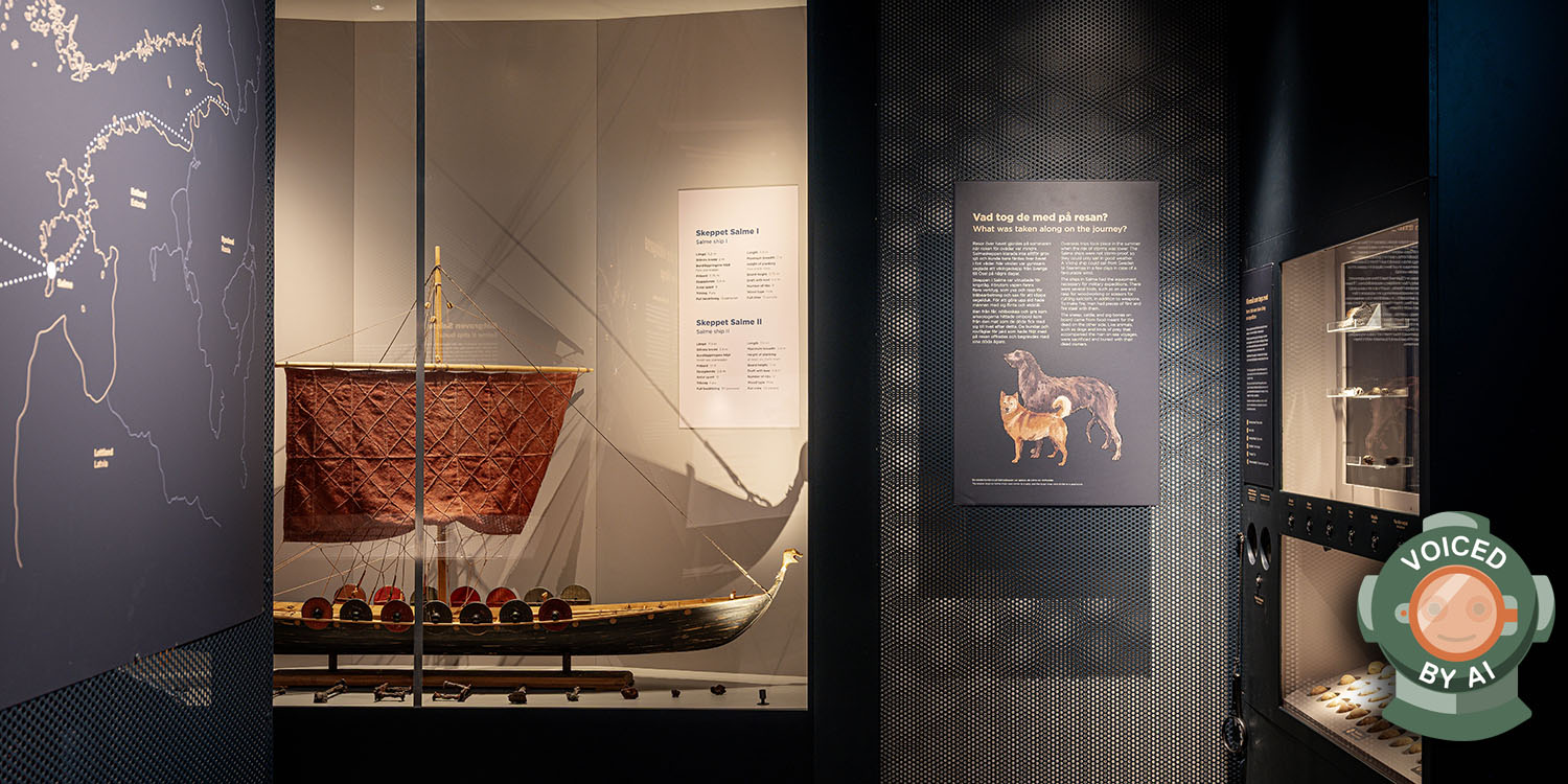 Modell av vikingaskepp funnet i Salme i glasmonter med informationsskyltar på väggarna. Bilden är märkt med en dykhjälm och texten Voiced by AI.