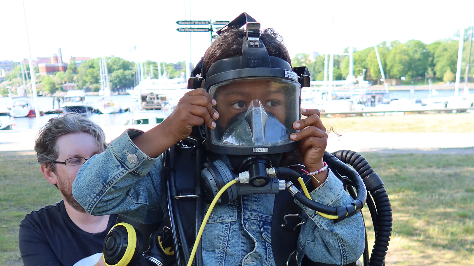 Barn provar dykutrustning