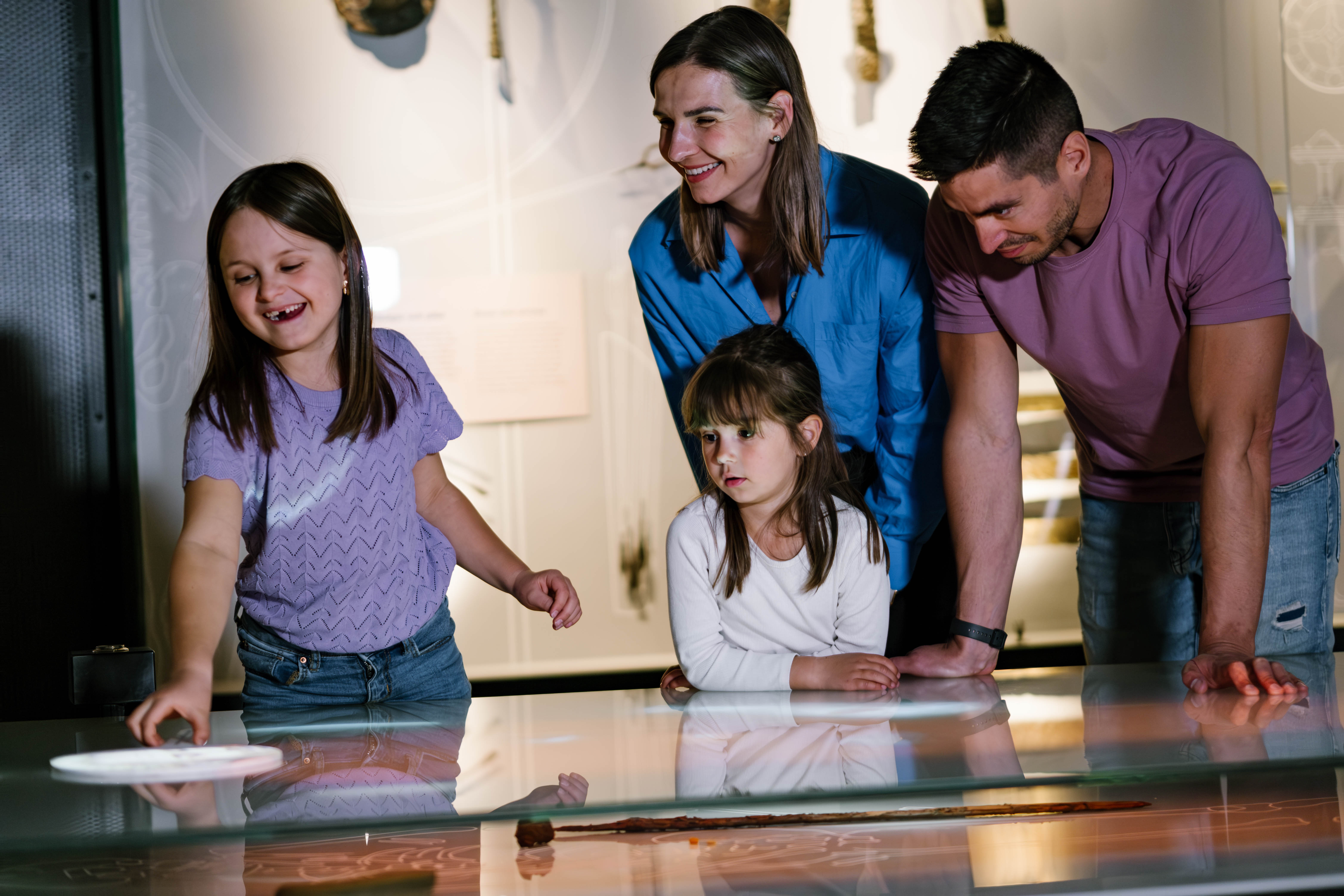 Familj i en av museets utställningar 