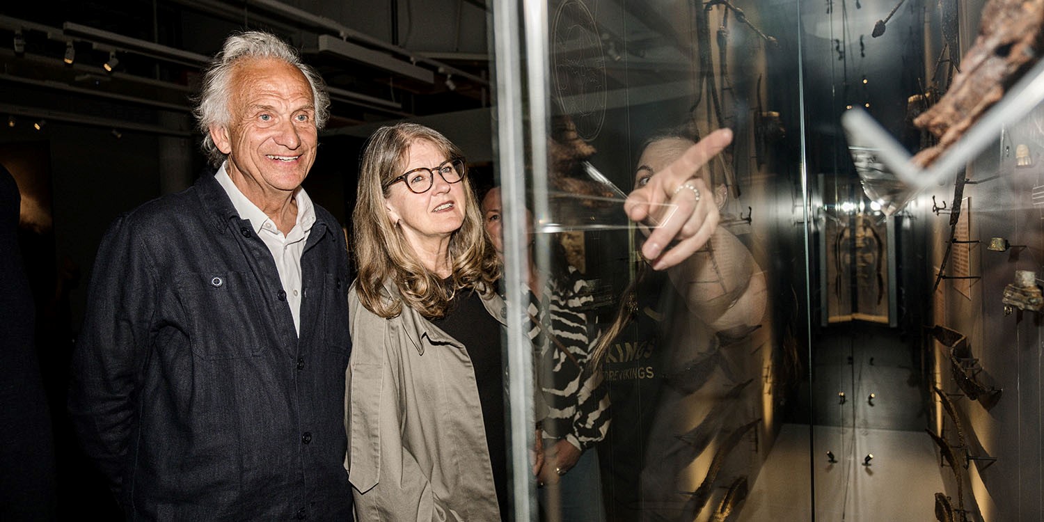 Foto på två seniorer på visning