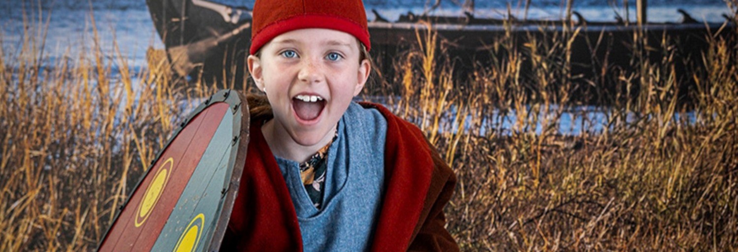 Barn klädd i vikingatida kläder 