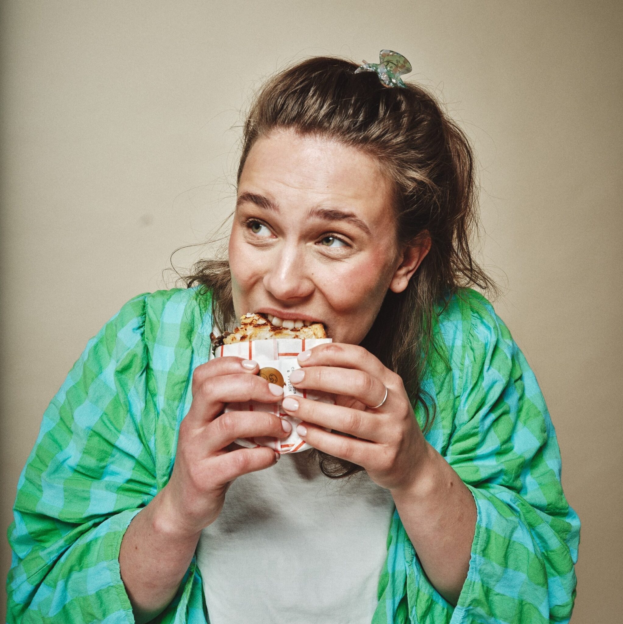 En kvinna äter en macka