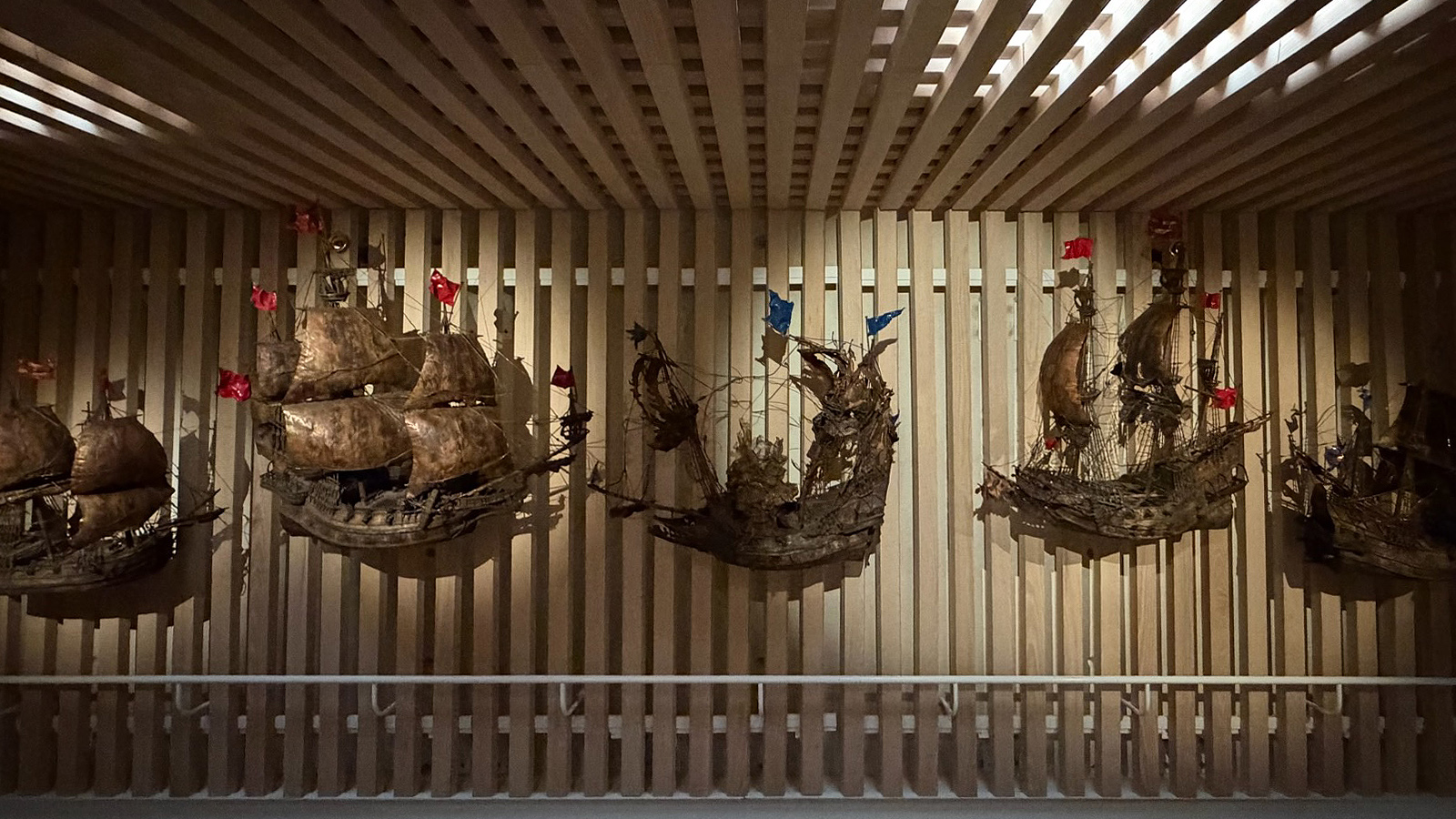 Mot en spaljevägg i museet Vraks trappa så visas skulpturer av kopparskepp som skapats av konstnären Borney Bergstrand