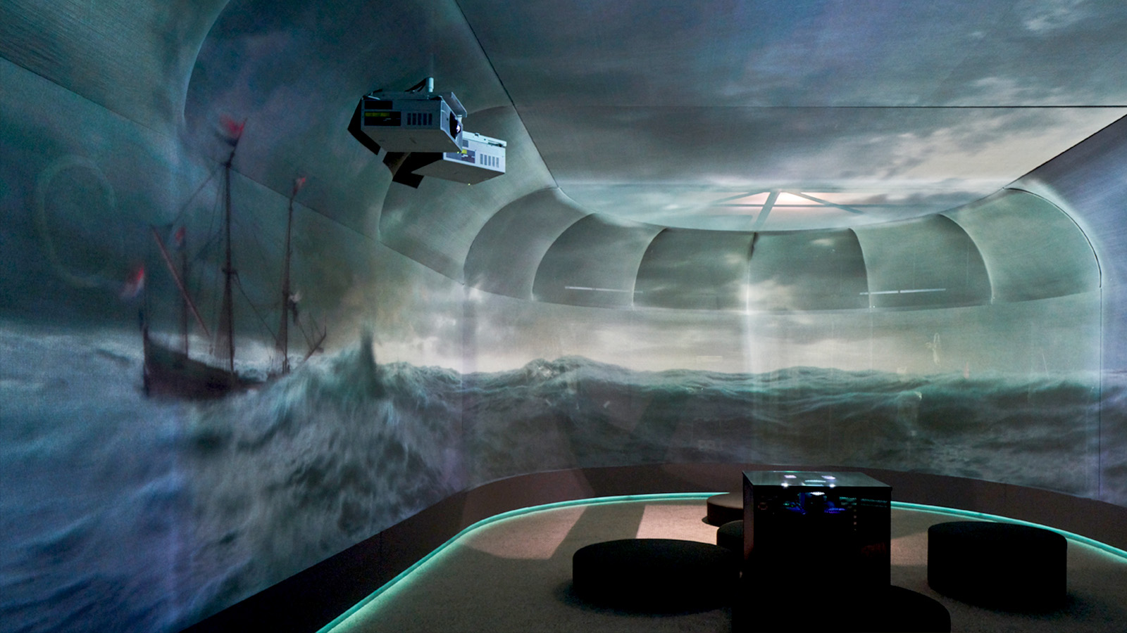 Filmsal där ett sjunkande skepp visas på bioduken