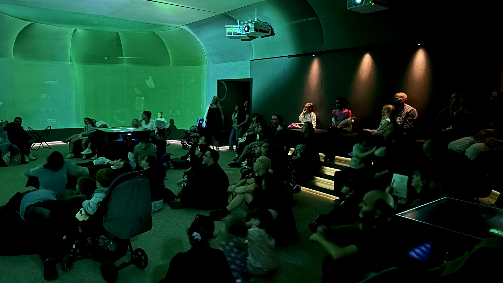 Många besökare i filmsalen Minnenas hav