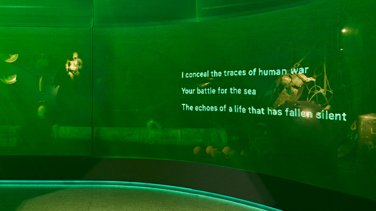 Föremål skymtar bakom filmduken