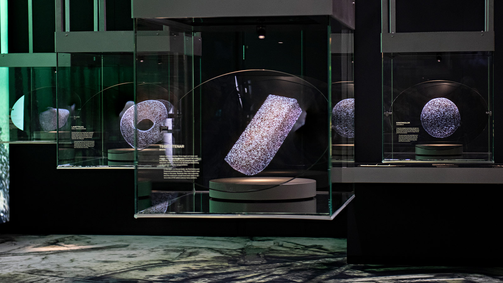 Glasmontrar med hologram i utställningen Resande Man.