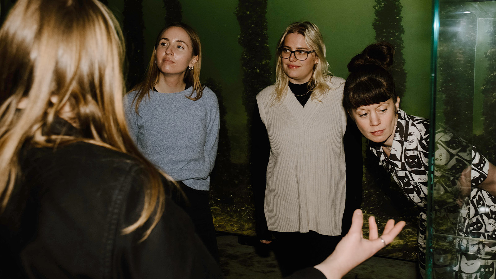 Visning för en grupp med unga kvinnor