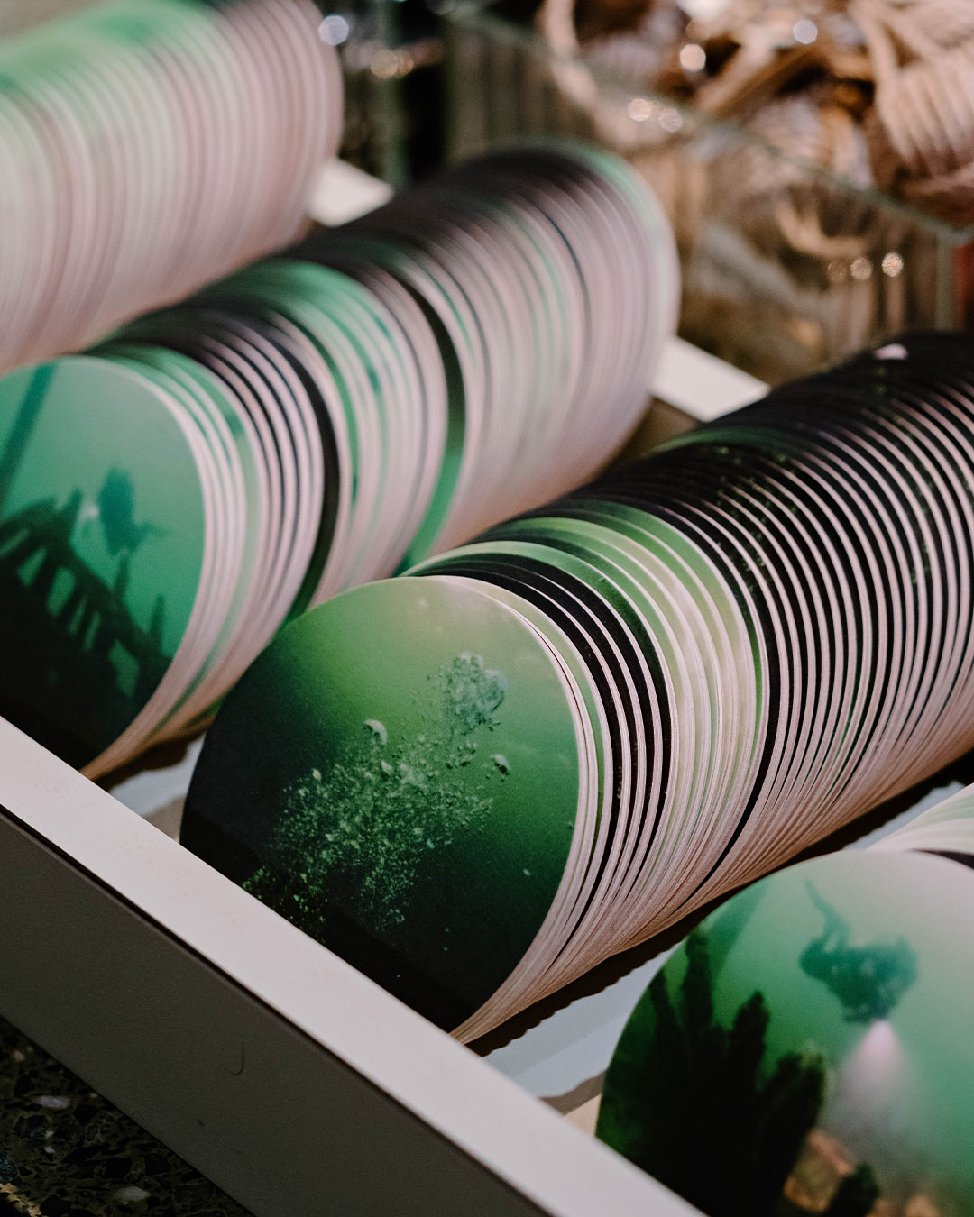 Gröna undervattensbilder på dykare