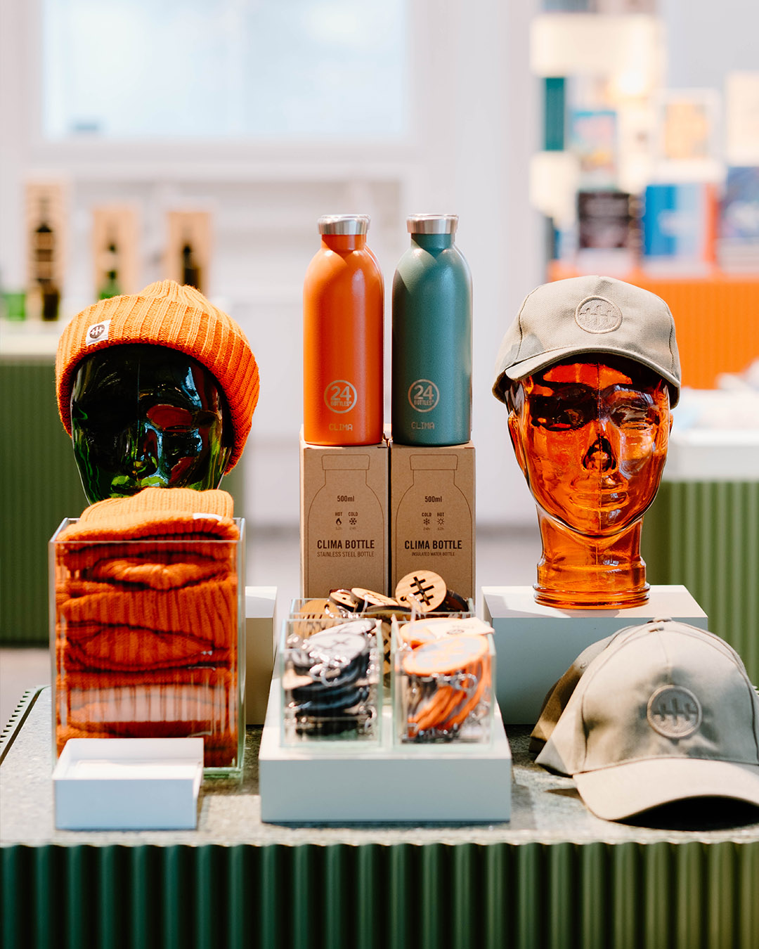 Mössor och flaskor som finns i Vraks museibutik.