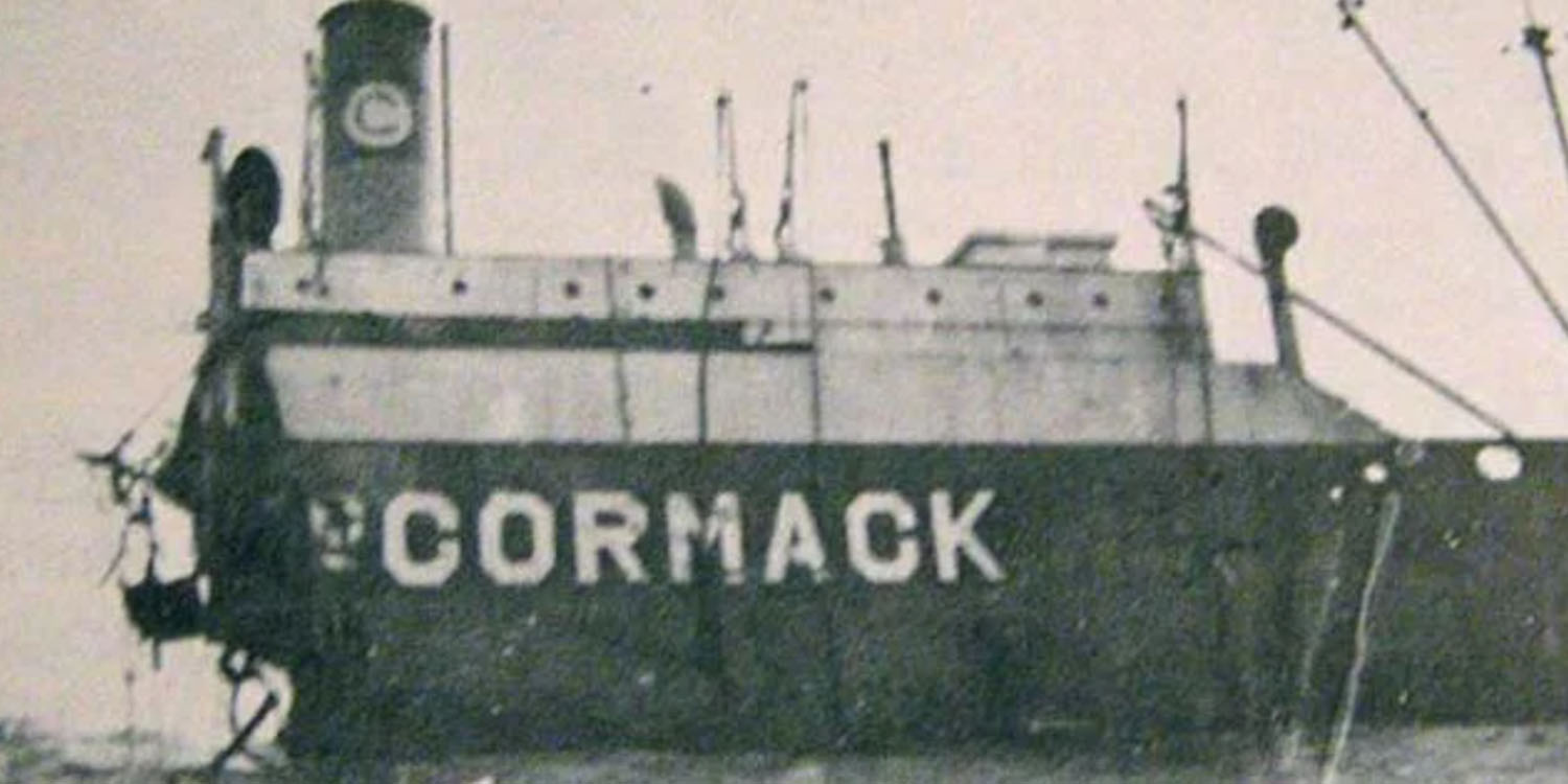 Svartvit bild av fartyget Conehatta på grund.