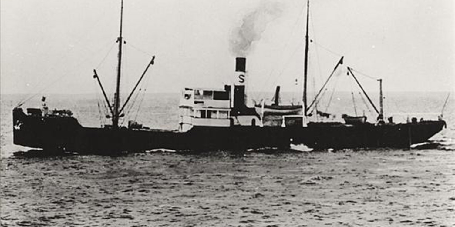 Svartvit bild av lastångfartyget Gothia på havet