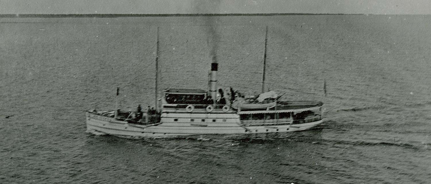 Svartvitt foto av ångfartyget Johan Nyberg till sjöss. Rök kommer ur skorstenen.