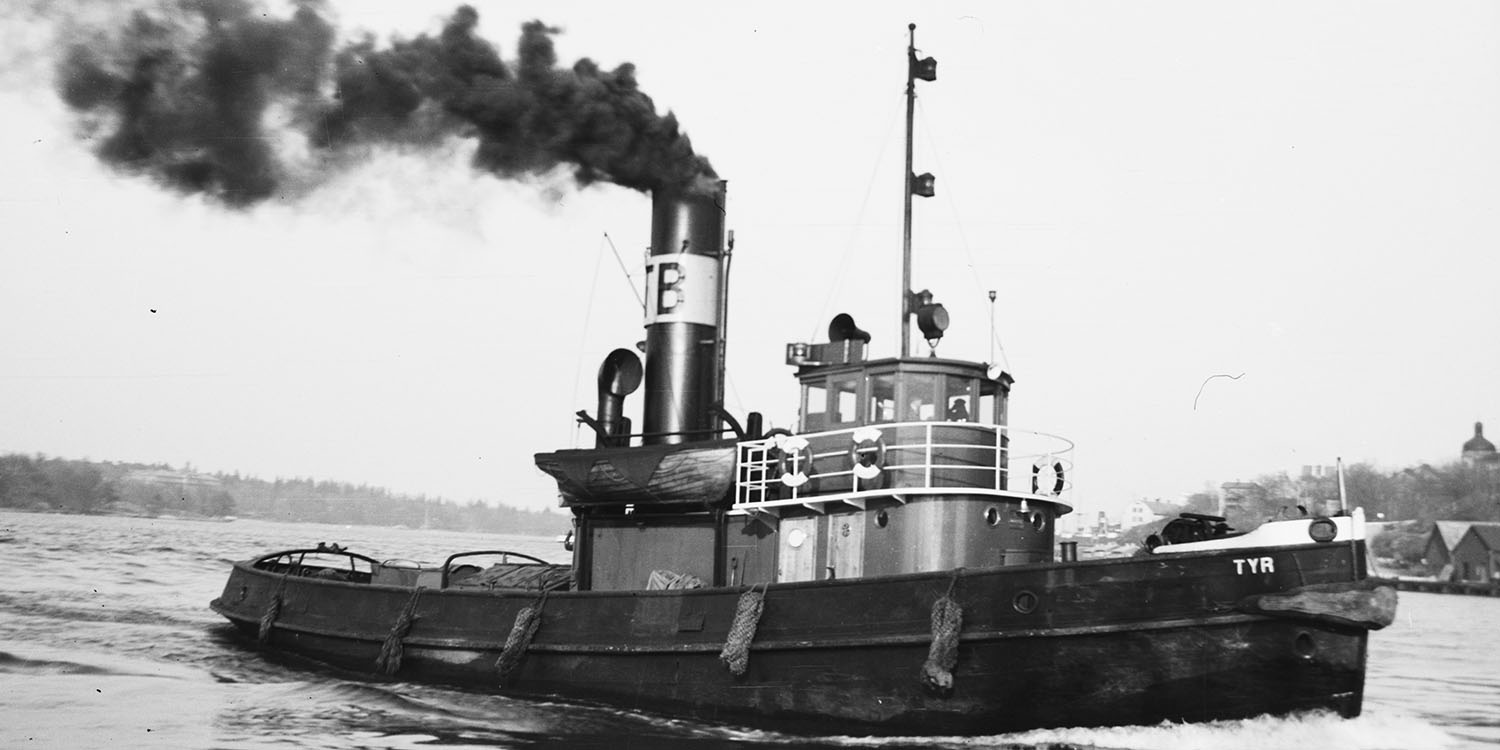 Svartvitt foto av bogserbåten Tyr till sjöss.
