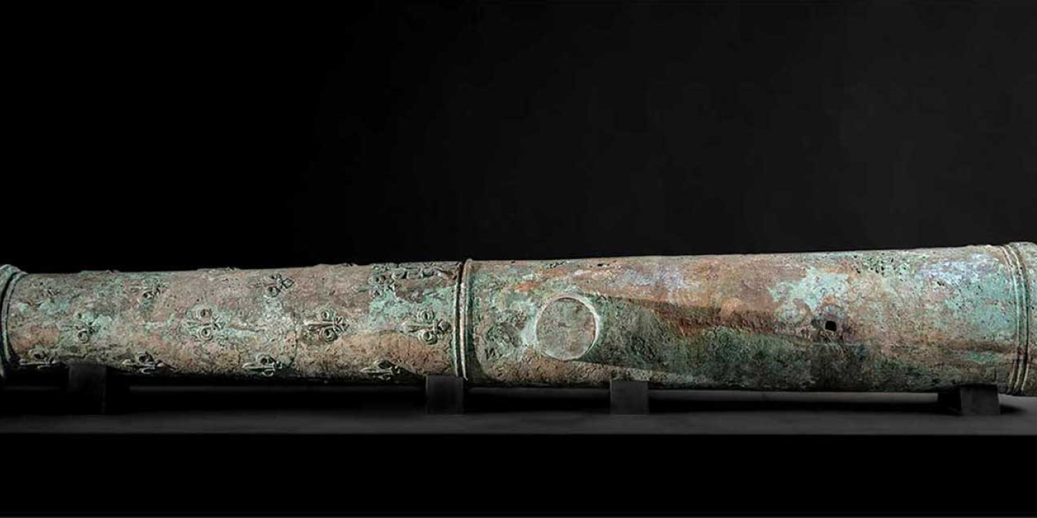 Dansk bronskanon som troligen olovligt bärgats från vraket vid Franska Stenarna i Nämdöfjärden. Foto: Oliver Lindkvist, Sjöhistoriska museet/SMTM.