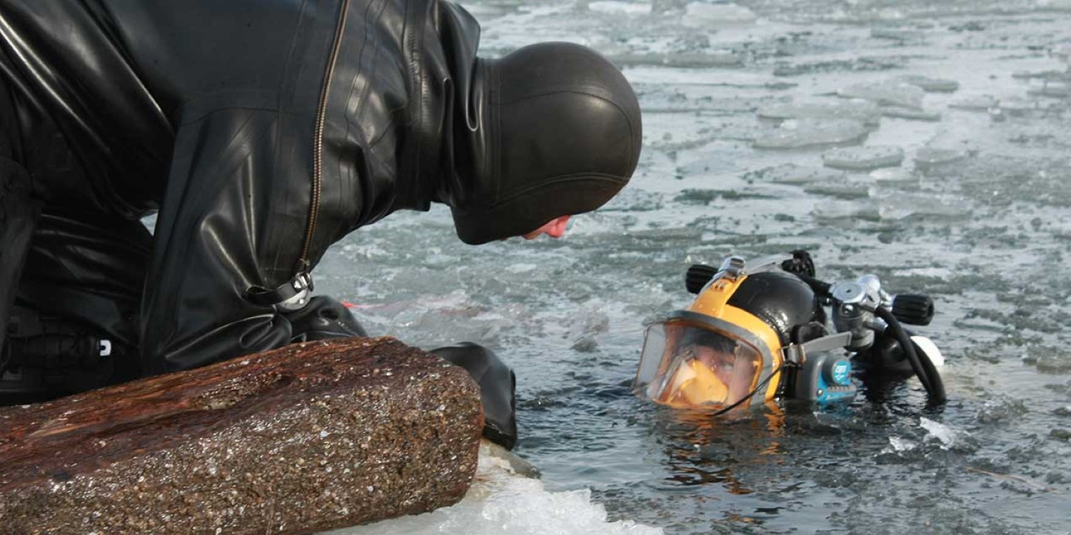Tero Tankka (t.v.) och Maija Huttunen (t.h.) plockar upp prover. Foto: Minna Koivikko.