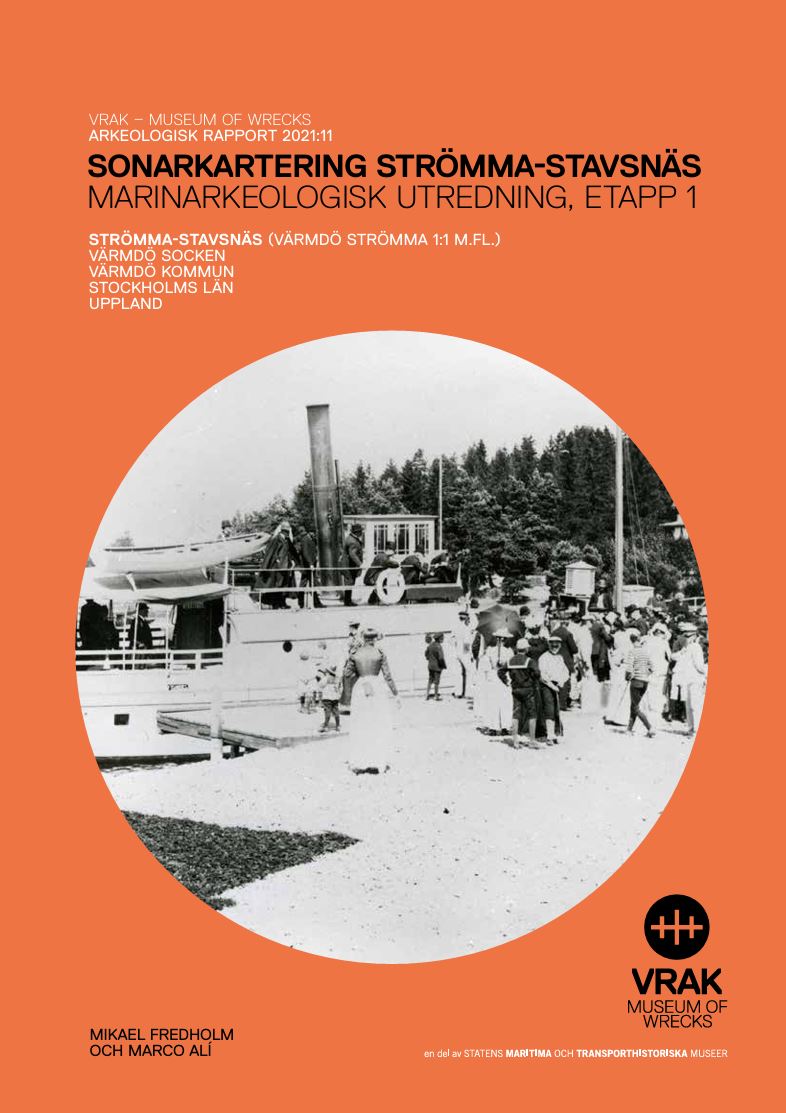 Orange rapportframsida med svartvitt, runt foto i mitten som visar människor i finkläder vid ångbåt. 